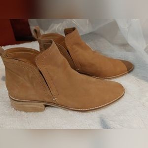 Woman's Booties camel color